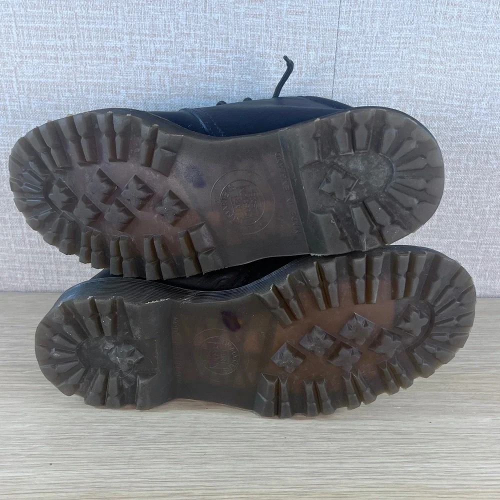Dr. Martens that collar present